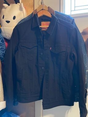 Medium men’s black Levi’s denim jacket